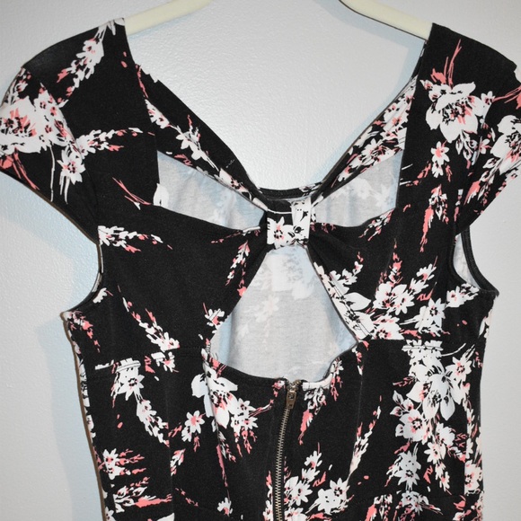 🌸FLORAL DRESS🌸 - Picture 2 of 3